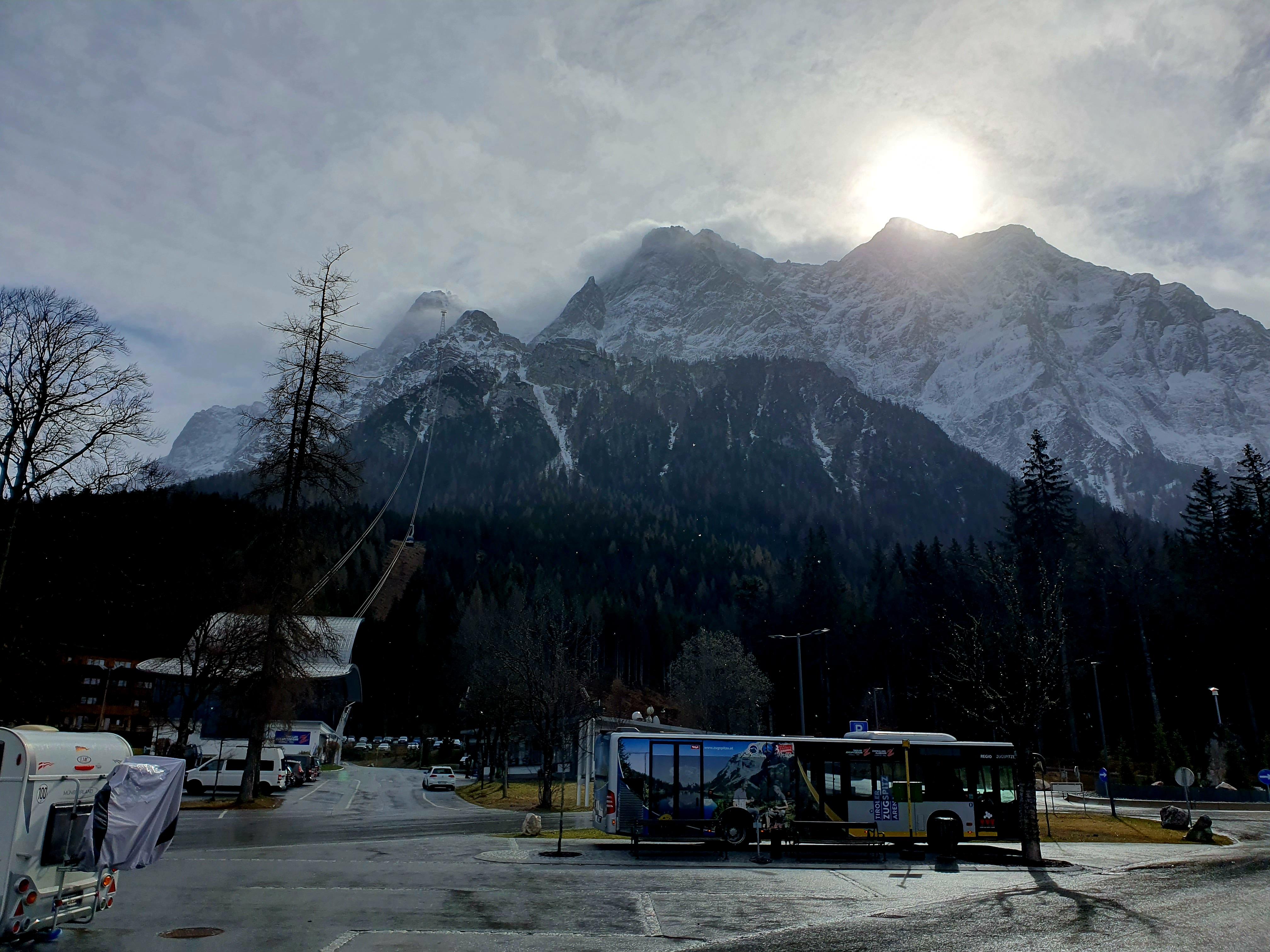 Direkt vorm Zugspitzresort liegt die Talstation der Tiroler Zugspitzbahn, hinterm Berg geht gerade die Sonne auf. Die spannende Reisereportage zu dieser Bildergalerie lesen Sie hier auf unserem Premiumportal nn.de.