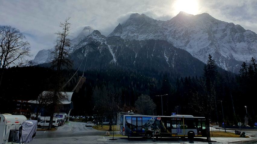 Direkt vorm Zugspitzresort liegt die Talstation der Tiroler Zugspitzbahn, hinterm Berg geht gerade die Sonne auf. Die spannende Reisereportage zu dieser Bildergalerie lesen Sie hier auf unserem Premiumportal nn.de .