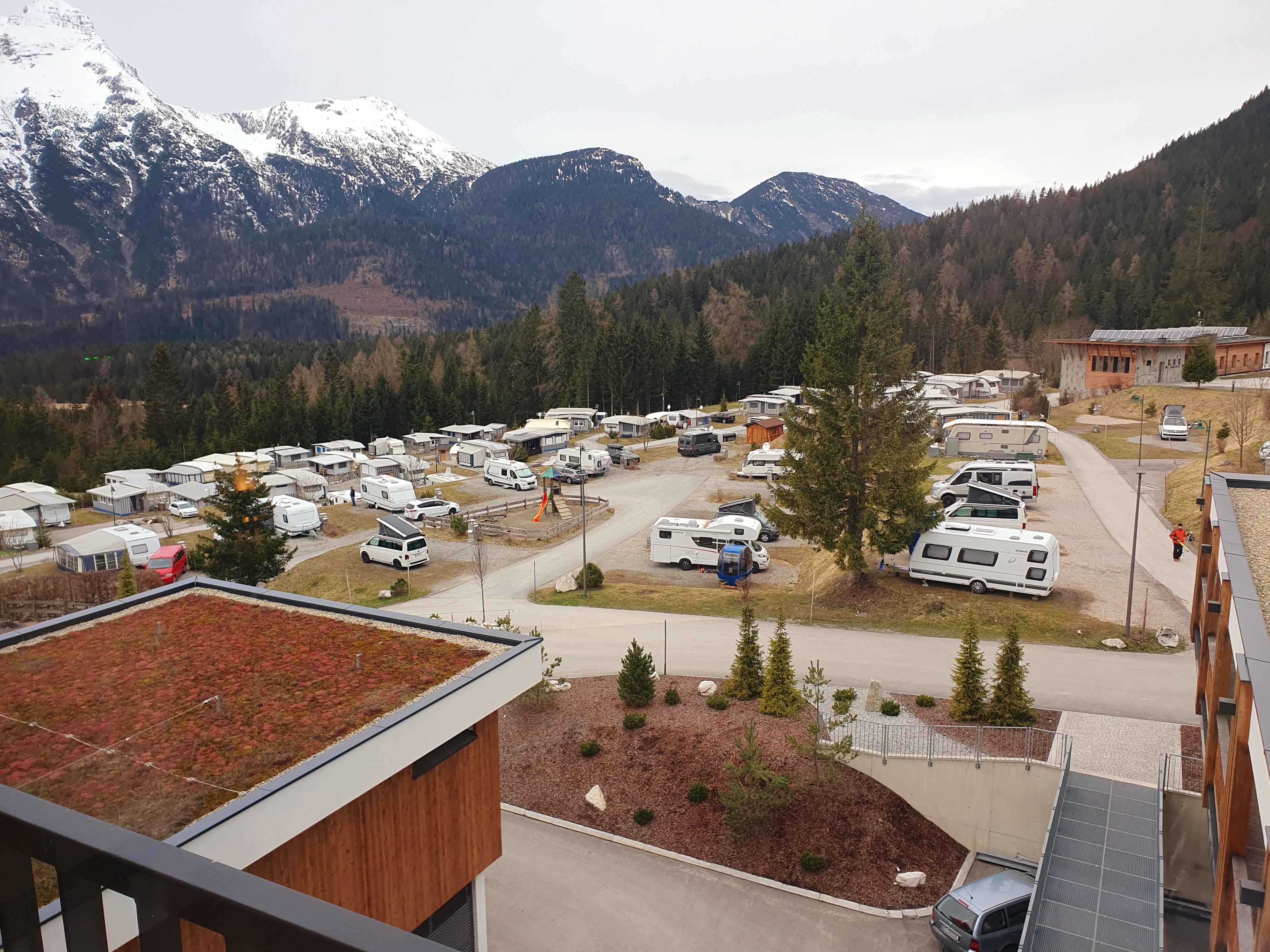 Direkt vor dem Zugspitzresort liegt der dazugehörige große Campingplatz, der auch im Winter offen hat. Auch er hat 2019 ein nagelneues, luxuriöses Badehaus bekommen. Außerdem haben die Camper Zutritt zum Schwimmbad und in den Saunabereich.