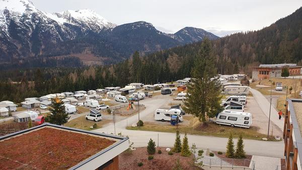 Direkt vor dem Zugspitzresort liegt der dazugehörige große Campingplatz, der auch im Winter offen hat. Auch er hat 2019 ein nagelneues, luxuriöses Badehaus bekommen. Außerdem haben die Camper Zutritt zum Schwimmbad und in den Saunabereich.