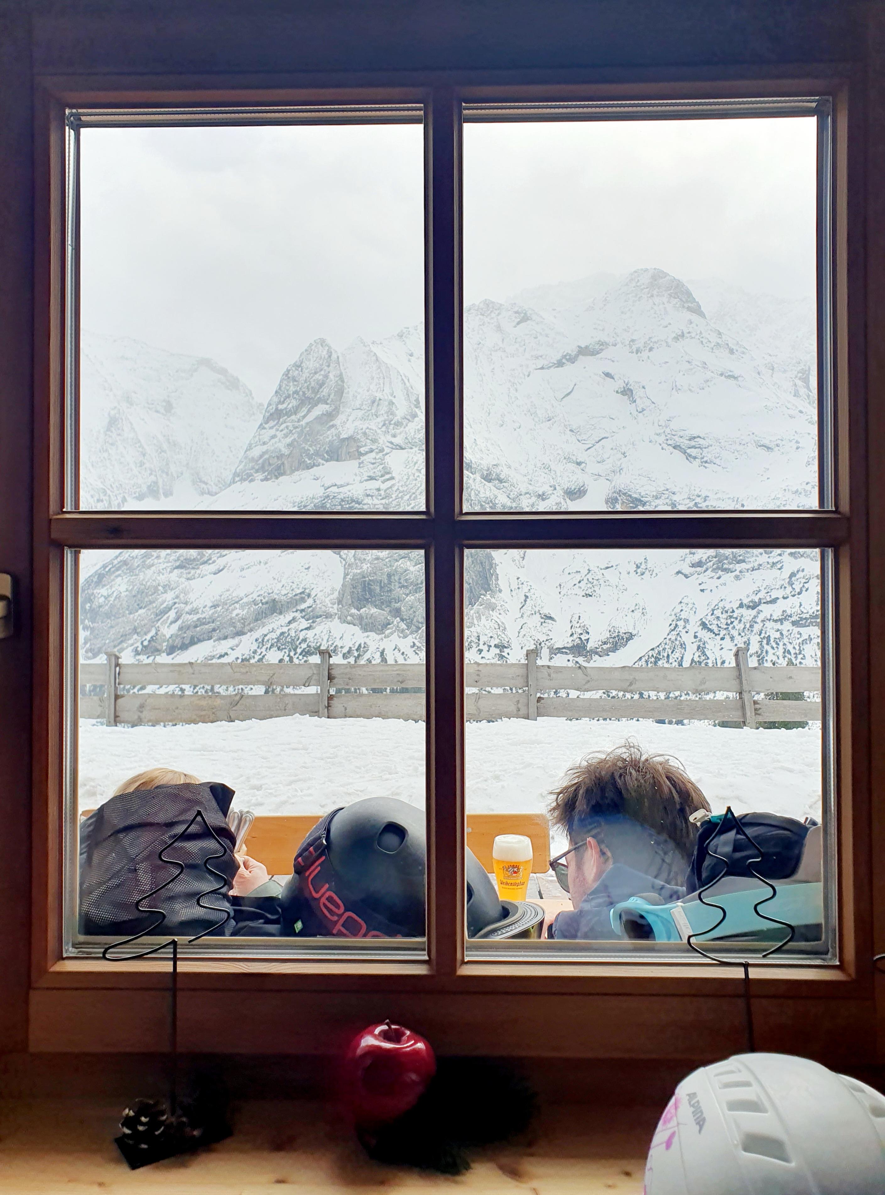 Blick aus dem Fenster der Hochfeldern-Alm in die Berge. Die spannende Reisereportage zu dieser Bildergalerie lesen Sie hier auf unserem Premiumportal nn.de.