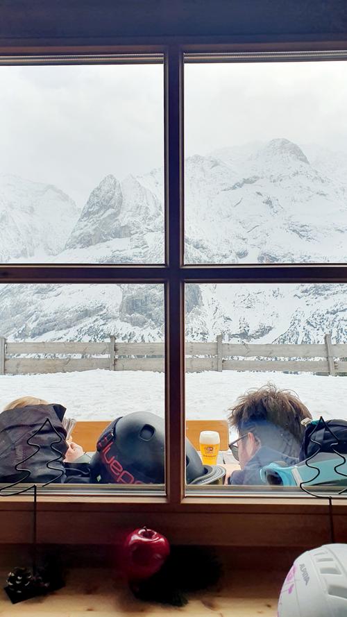 Blick aus dem Fenster der Hochfeldern-Alm in die Berge. Die spannende Reisereportage zu dieser Bildergalerie lesen Sie hier auf unserem Premiumportal nn.de .