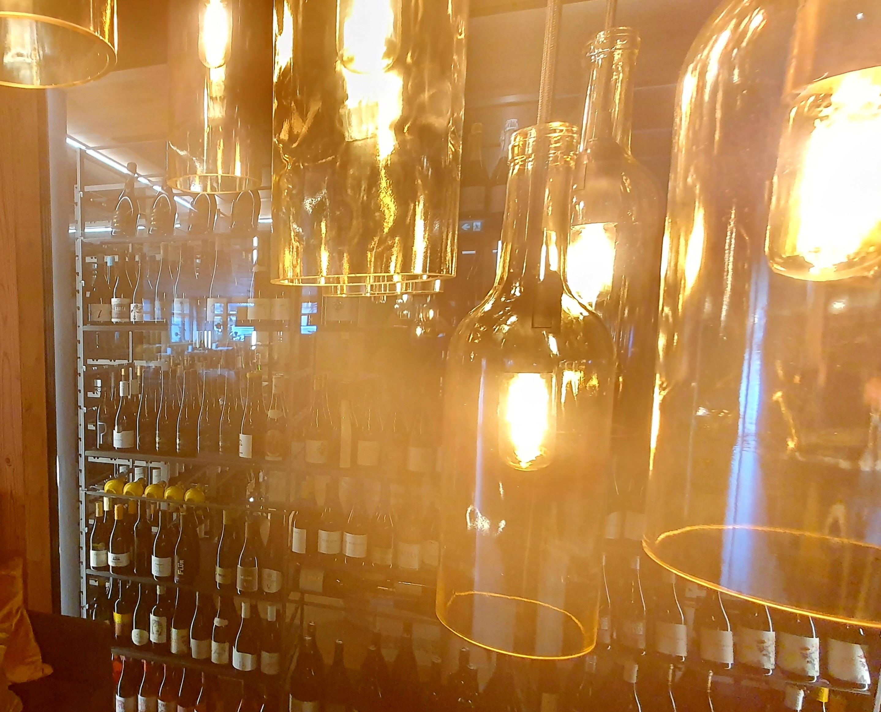 Der riesige begehbare Weinkühlschrank hinter der Bar.