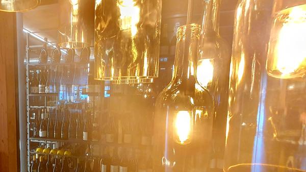 Der riesige begehbare Weinkühlschrank hinter der Bar.