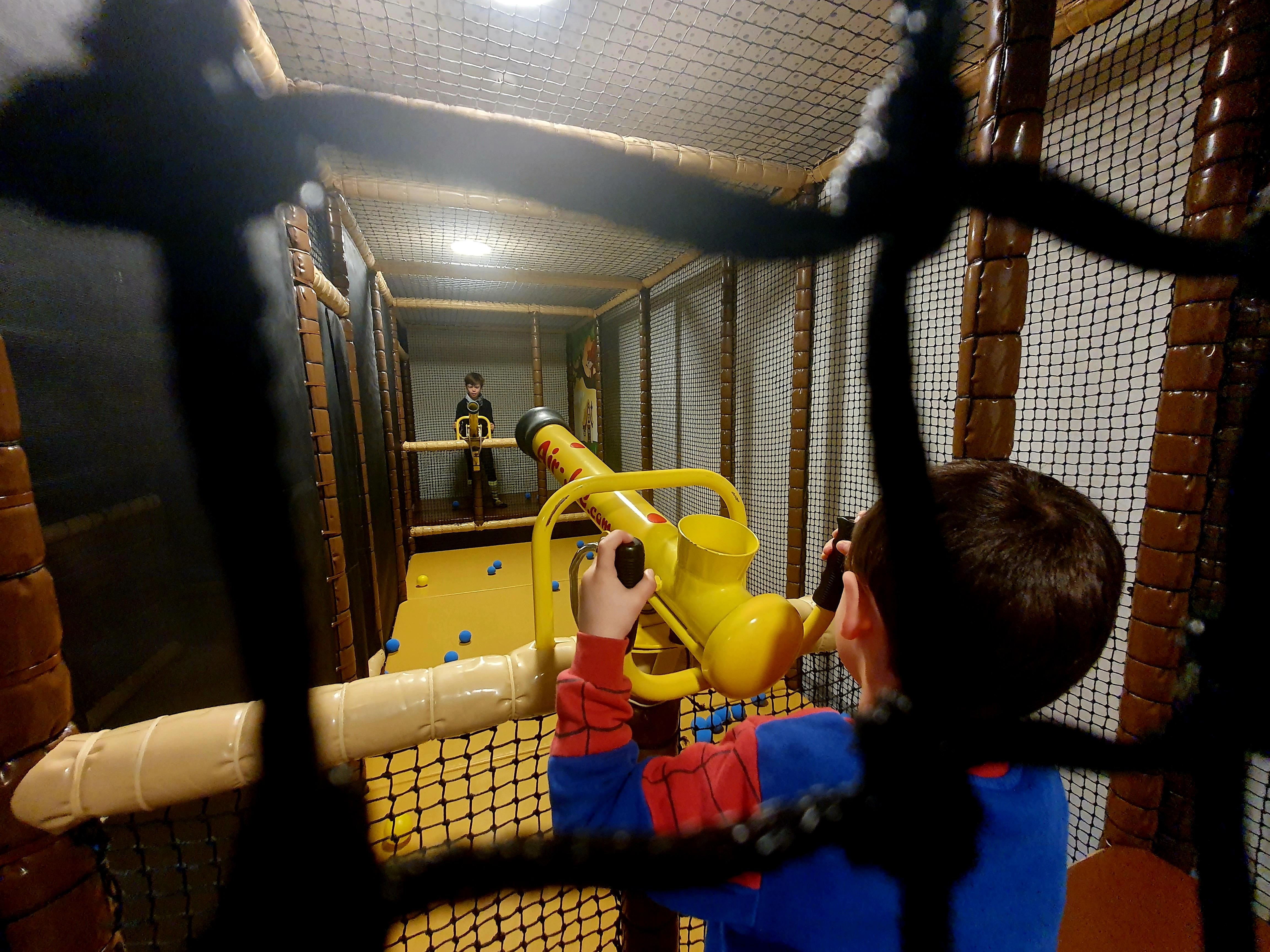 Hier eine Softballkanone im Kinderland.