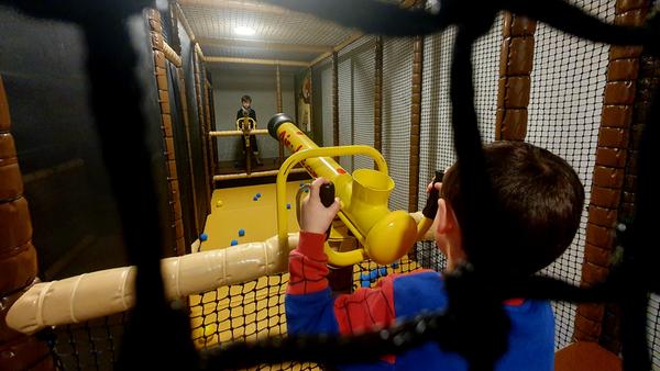 Hier eine Softballkanone im Kinderland.