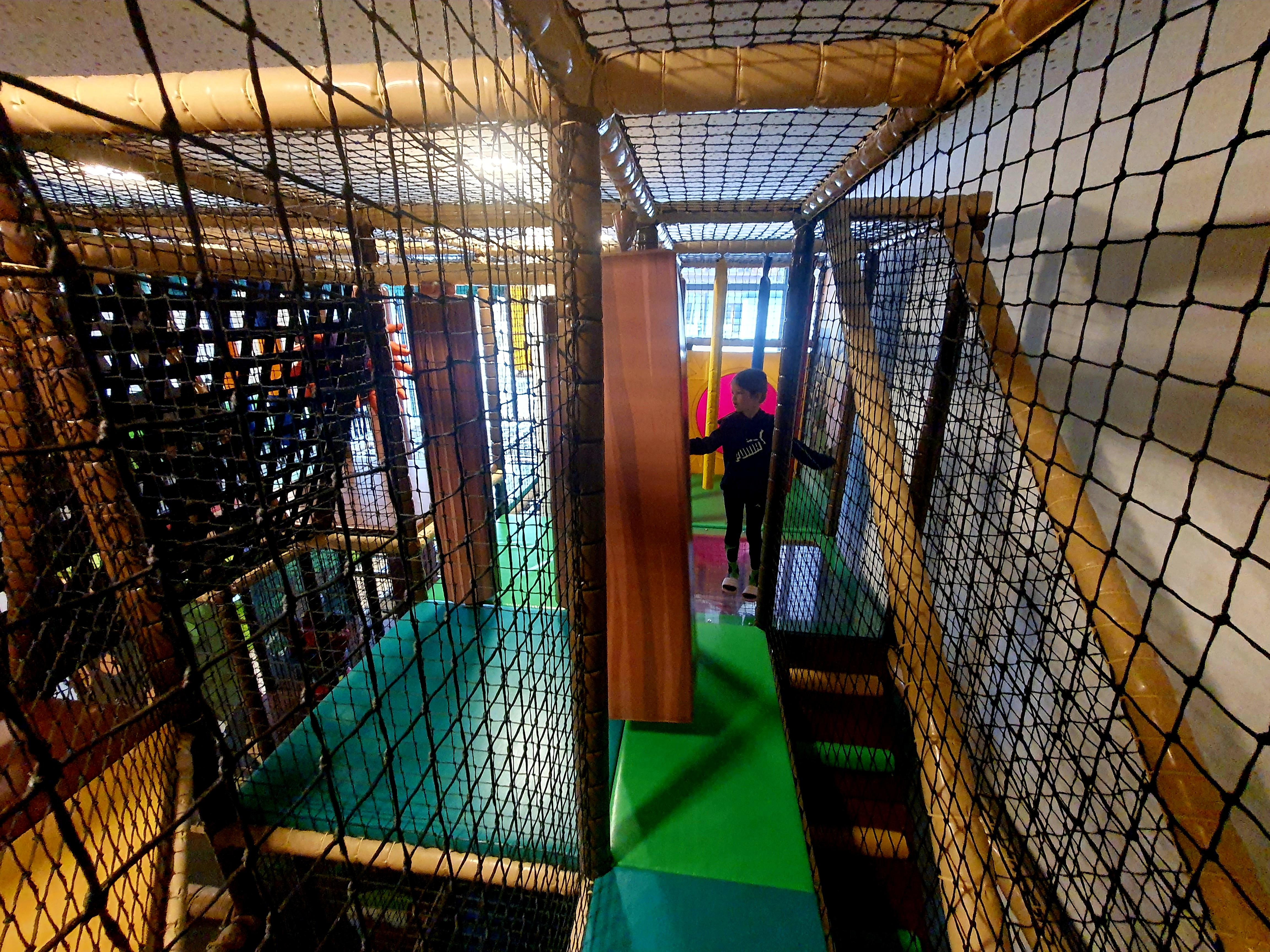 Kinder haben im Keller einen riesigen Spielbereich mit Kletterburg über mehrere Stockwerke...