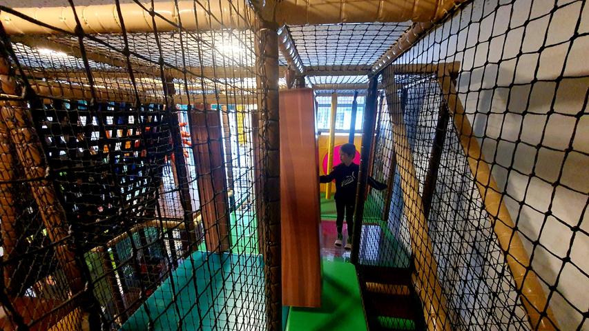 Kinder haben im Keller einen riesigen Spielbereich mit Kletterburg über mehrere Stockwerke...