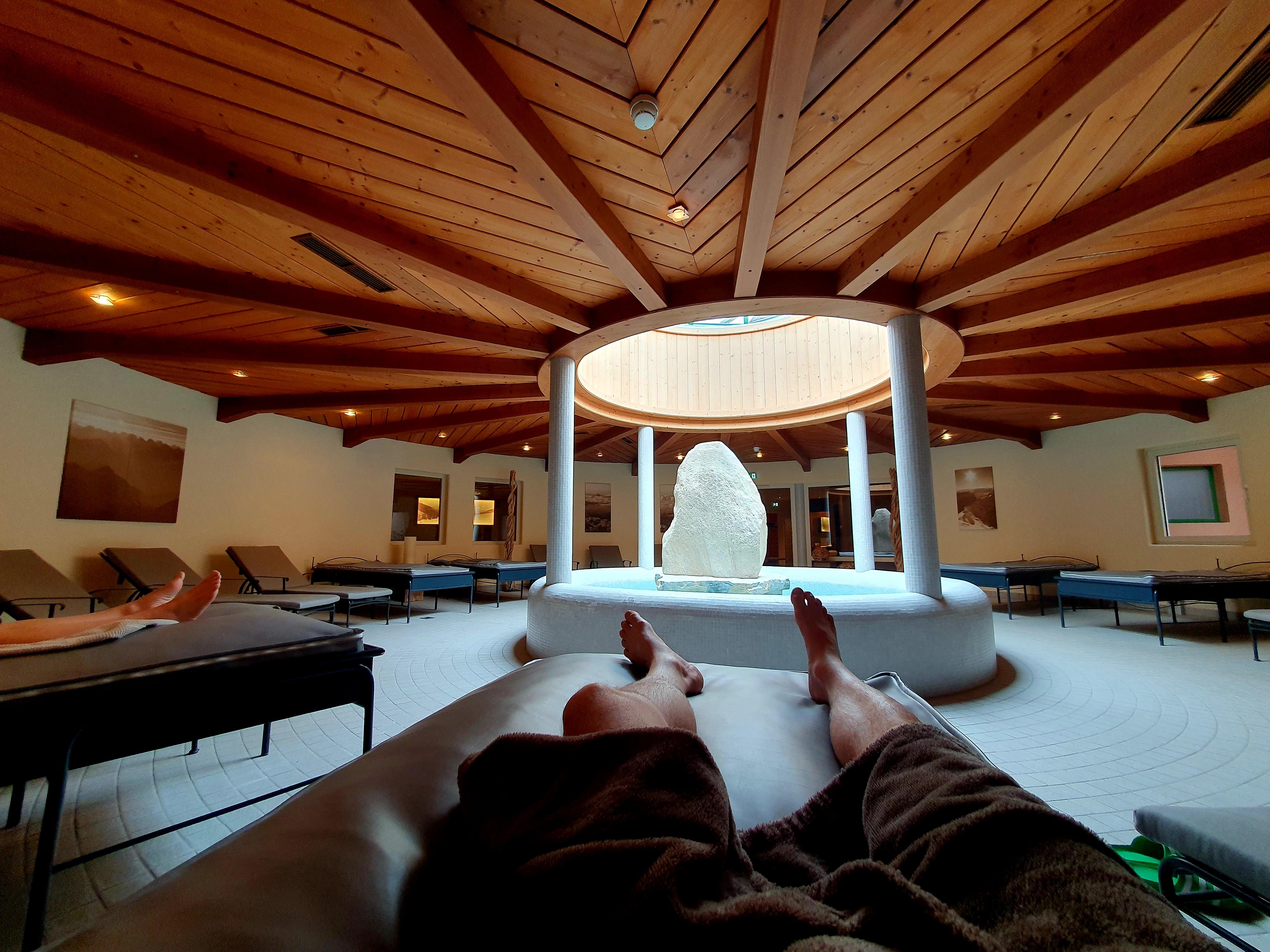 Während sich die Kinder im Spielbereich austoben, entspannen die Eltern im Saunabereich.