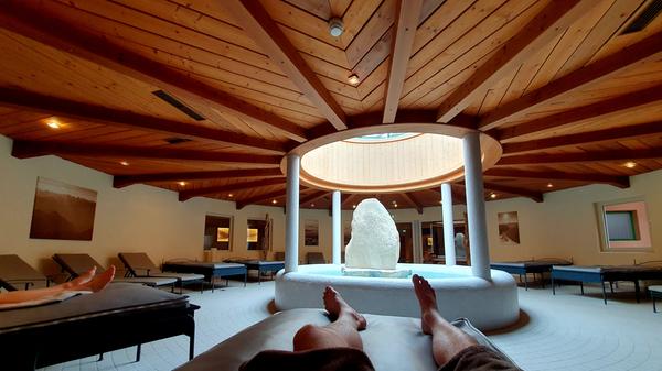 Während sich die Kinder im Spielbereich austoben, entspannen die Eltern im Saunabereich.