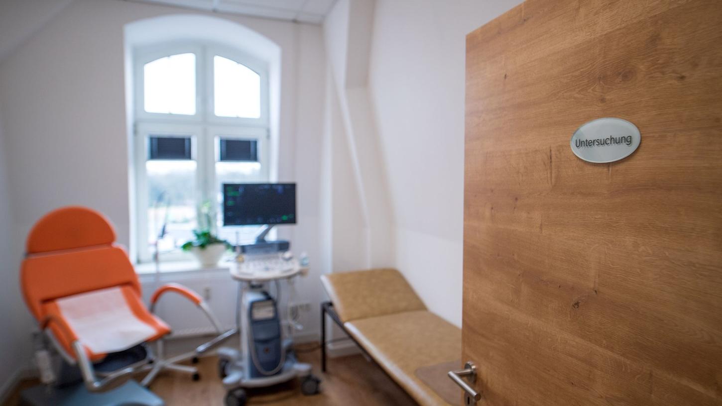 Untersuchungszimmer der Gynäkologie. Die Zahl der Schwangerschaftsabbrüche ist gestiegen. Untersuchungszimmer der Gynäkologie. Die Zahl der Schwangerschaftsabbrüche ist gestiegen.