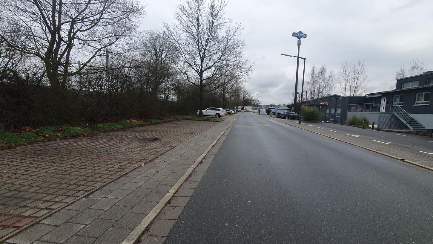 Hinter dem Neumarkter Bahnhof ist an gewöhnlichen Tagen kein Parkplatz frei.