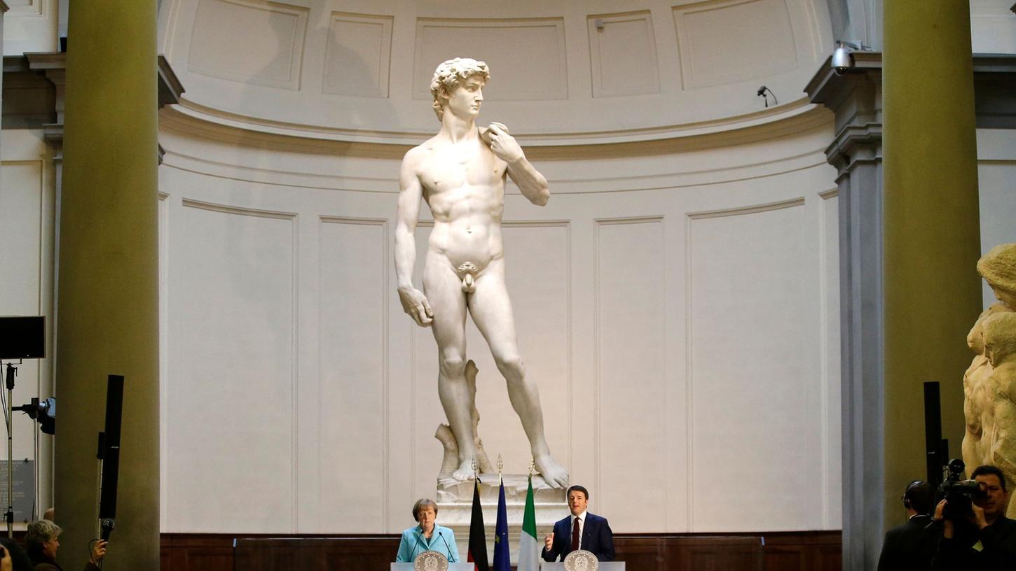 Der steinerne Penis des Anstoßes: Ein Bild von Michelangelos David-Statue hat in den USA zur Kündigung einer Schuldirektorin geführt. Der steinerne Penis des Anstoßes: Ein Bild von Michelangelos David-Statue hat in den USA zur Kündigung einer Schuldirektorin geführt.