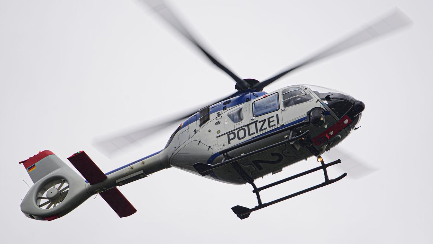 Mithilfe eines Polizeihubschraubers suchten die Beamten nach einer 52-Jährigen. Mithilfe eines Polizeihubschraubers suchten die Beamten nach einer 52-Jährigen.