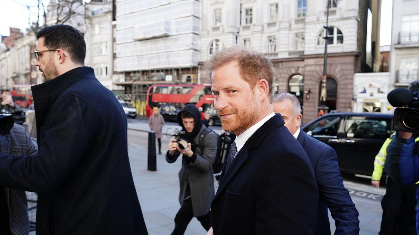 Prinz Harry vor der Anhörung vor dem Royal Courts Of Justice in London. Prinz Harry vor der Anhörung vor dem Royal Courts Of Justice in London.