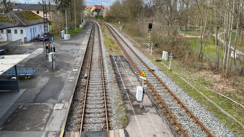 Normalerweise rollen in Bad Windsheim immer zu vollen Stunde die Regionalbahnen von Steinach und Neustadt/Aisch ein. Heute sind am Bahnhof weder Züge, noch Fahrgäste.