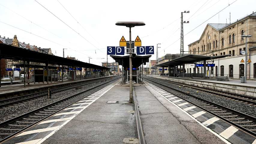 In Fürth, wo normalerweise geschäftiges Treiben am Bahnhof herrscht, scheint heute die Zeit stillzustehen.