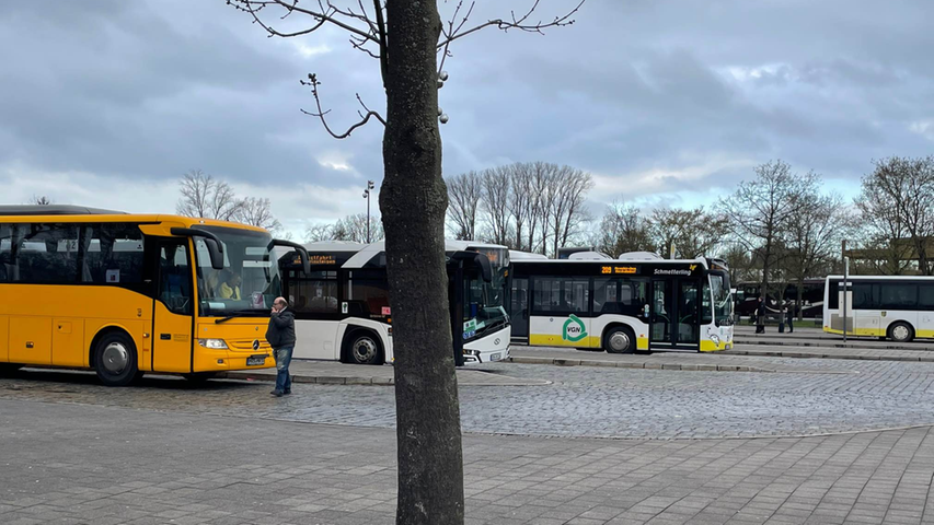 Busse bilden im trüben Wetter am Streikmorgen in Erlangen den Schienenersatzverkehr.