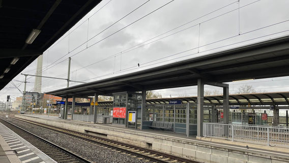 Bewaffneter Mann rastete am Erlanger Hauptbahnhof aus - Polizei räumte Bahnsteig