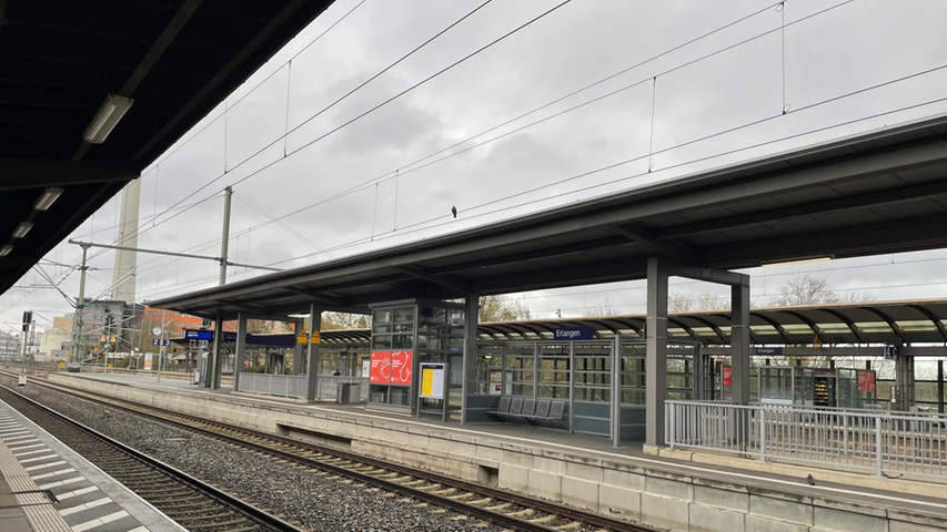 Der Bahnhof Erlangen. Leer wie selten. Das liegt allerdings an der Strecken Sperrung.