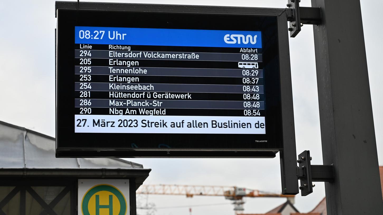 Der Streik und die gleichzeitige Sperrung der Bahnstrecke zwischen Fürth und Bamberg wegen Bauarbeiten haben die Menschen in Erlangen entspannt hingenommen. An den Bushaltestellen in der Innenstadt war wenig los.