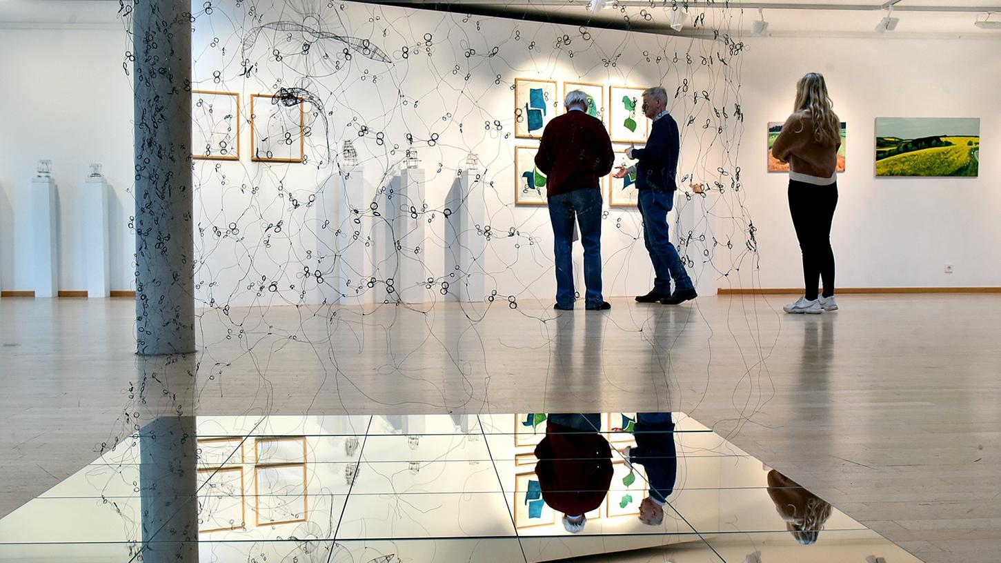 Die filigranen Drahtgebilde von Renate Haimerl Brosch wirken wie ein Vorhang, der Blick über zwei Spiegel führt den Betrachter ins Bodenlose.