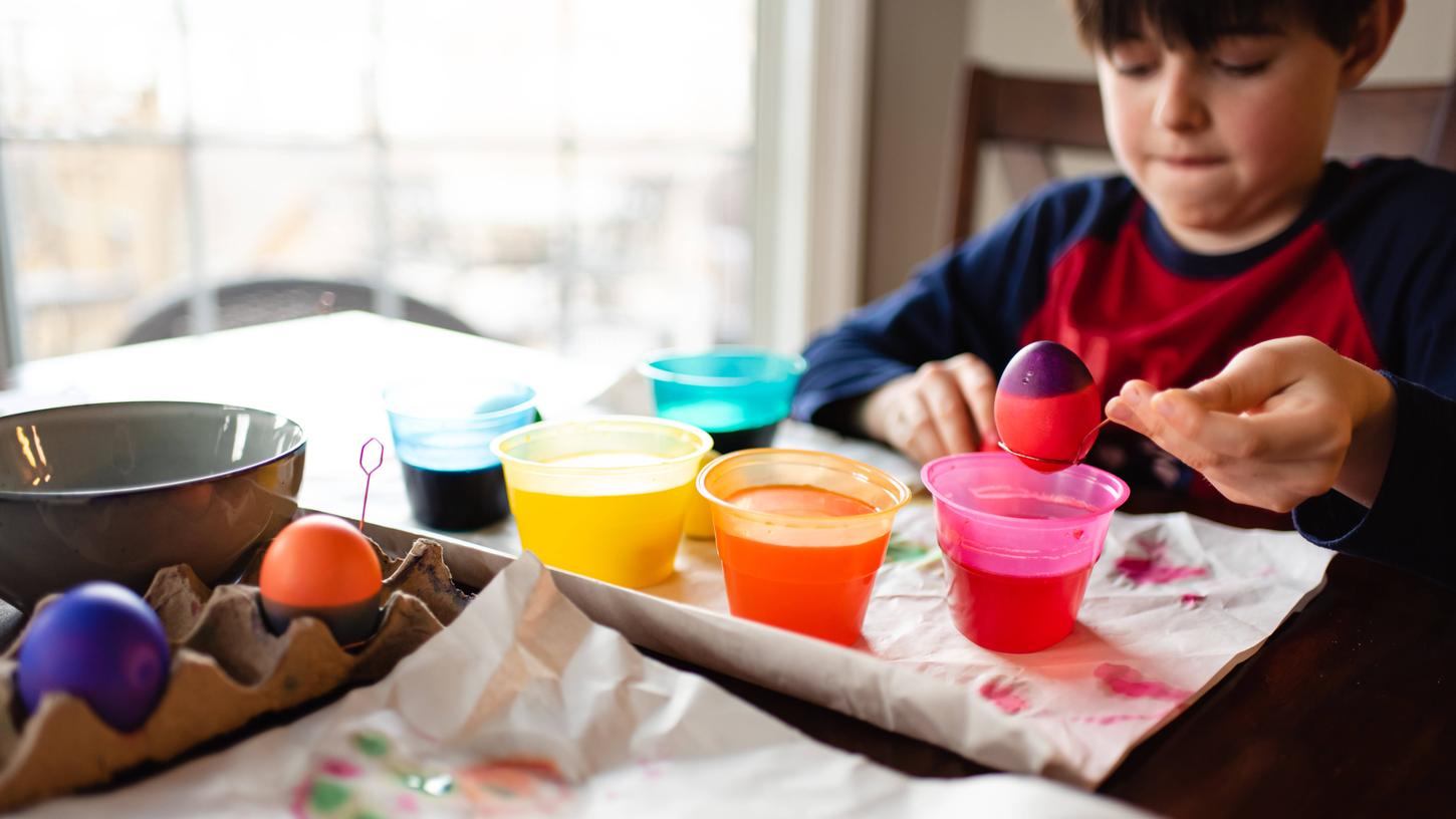 In unserem Beitrag erfahren Sie, mit welchen Hausmitteln Sie Ihre Ostereier färben können.
