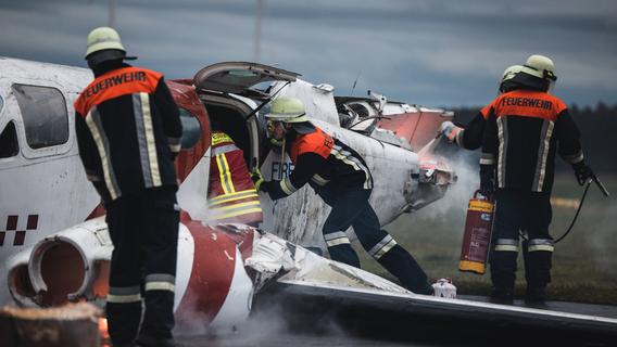 Spektakuläre Übung: Feuerwehr Nennslingen bei Flugzeug-Unfall im Einsatz