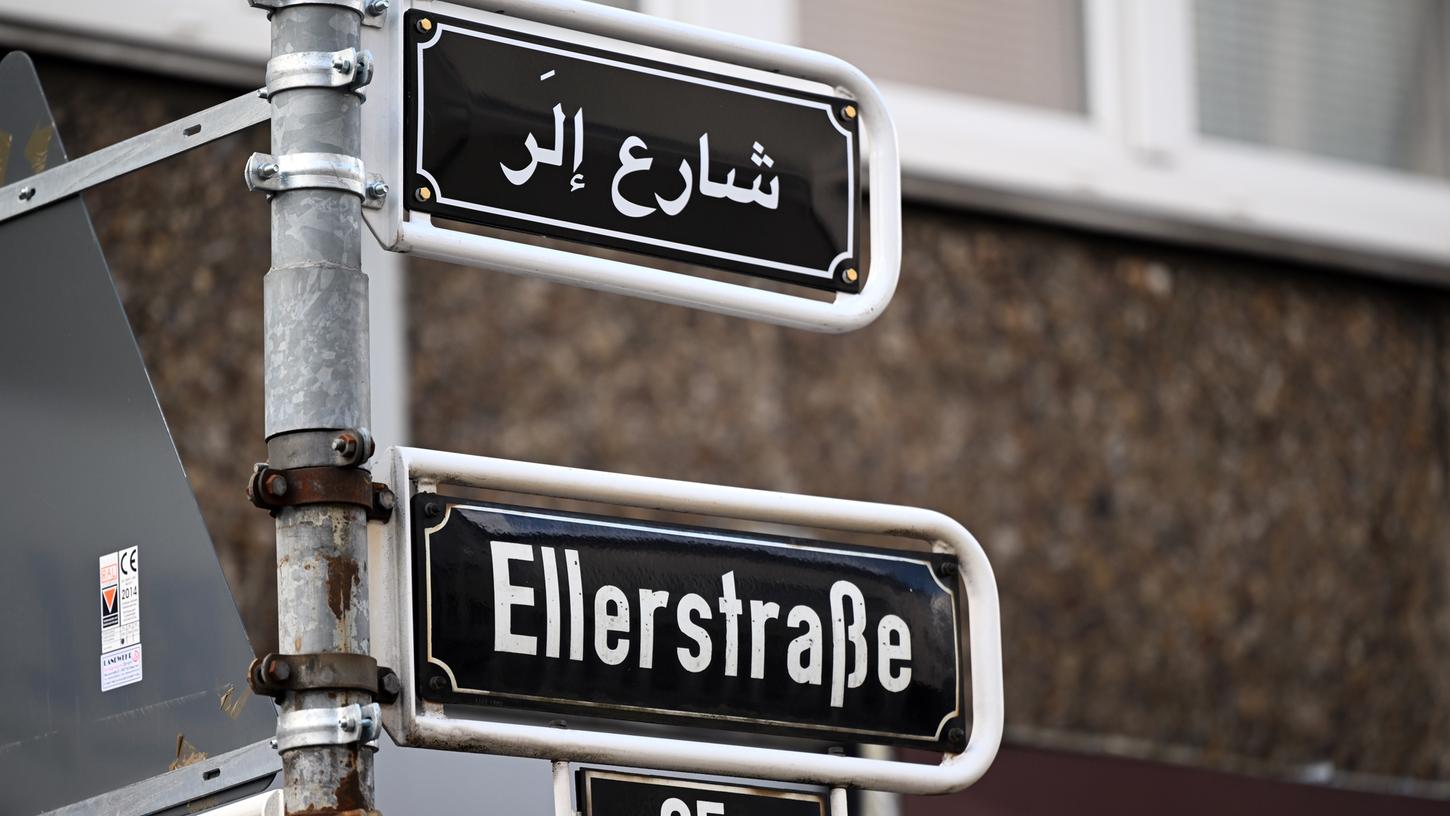 Über dem Straßenschild "Ellerstraße" ist die arabische Version zu sehen. Ein vor wenigen Tagen installiertes Straßenschild in arabischer Schrift ist in Düsseldorf Ziel einer Attacke geworden.