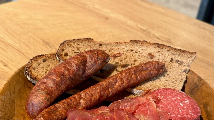 Vesper mit Lamm-Schinken, Lamm-Salami, Lamm-Bratwurst und deftigem Brot. Vesper mit Lamm-Schinken, Lamm-Salami, Lamm-Bratwurst und deftigem Brot.