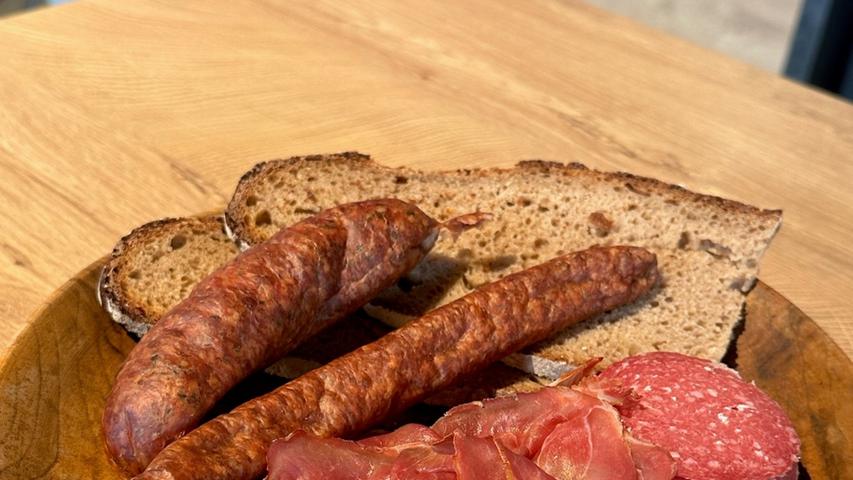 Vesper mit Lamm-Schinken, Lamm-Salami, Lamm-Bratwurst und deftigem Brot.