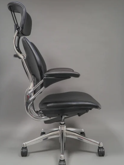 Das Humanscales Freedom Headrest verfügt über eine Mechanik mit einer gewichtserkennenden Rückenlehne, die sich selbst arretiert. Diese Mechanik wurde speziell für dynamisches Sitzen entwickelt.