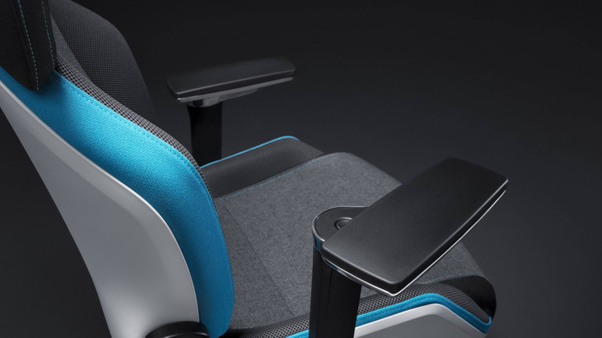 Die "5D"-Armlehnen des Recaro Exo Platinum sind nicht nur in Höhe, Längsposition, Breite und Abstand zum Sitz verstellbar, sondern können auch horizontal um 360° gedreht werden (4D) und sogar seitlich nach hinten weggeklappt werden (5D). Dadurch bieten sie eine maximale Anpassung an die individuellen Bedürfnisse des Nutzers.