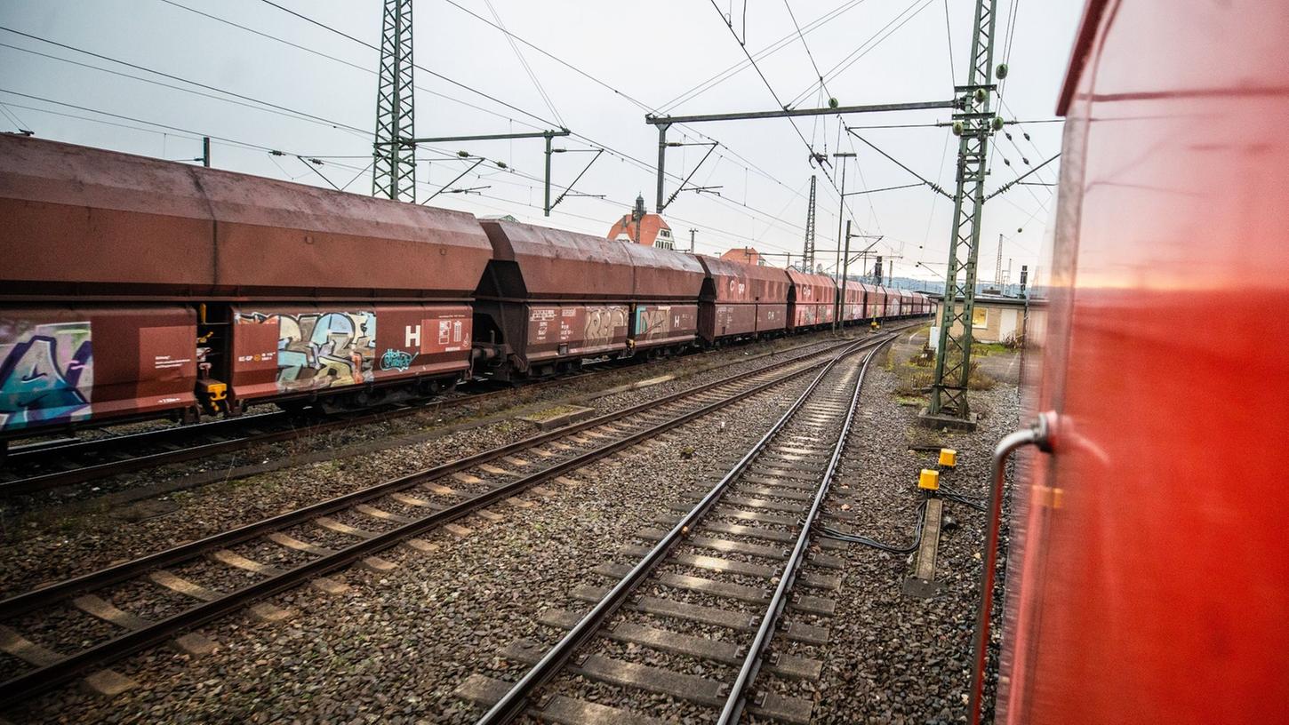 Ein Güterzug, beladen mit Kohle, am Bahnhof in Plochingen, Baden-Württemberg.