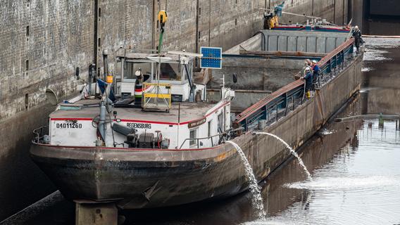 Komplizierte Bergung: Havariertes Schiff in Oberpfalz aus Schleuse geholt