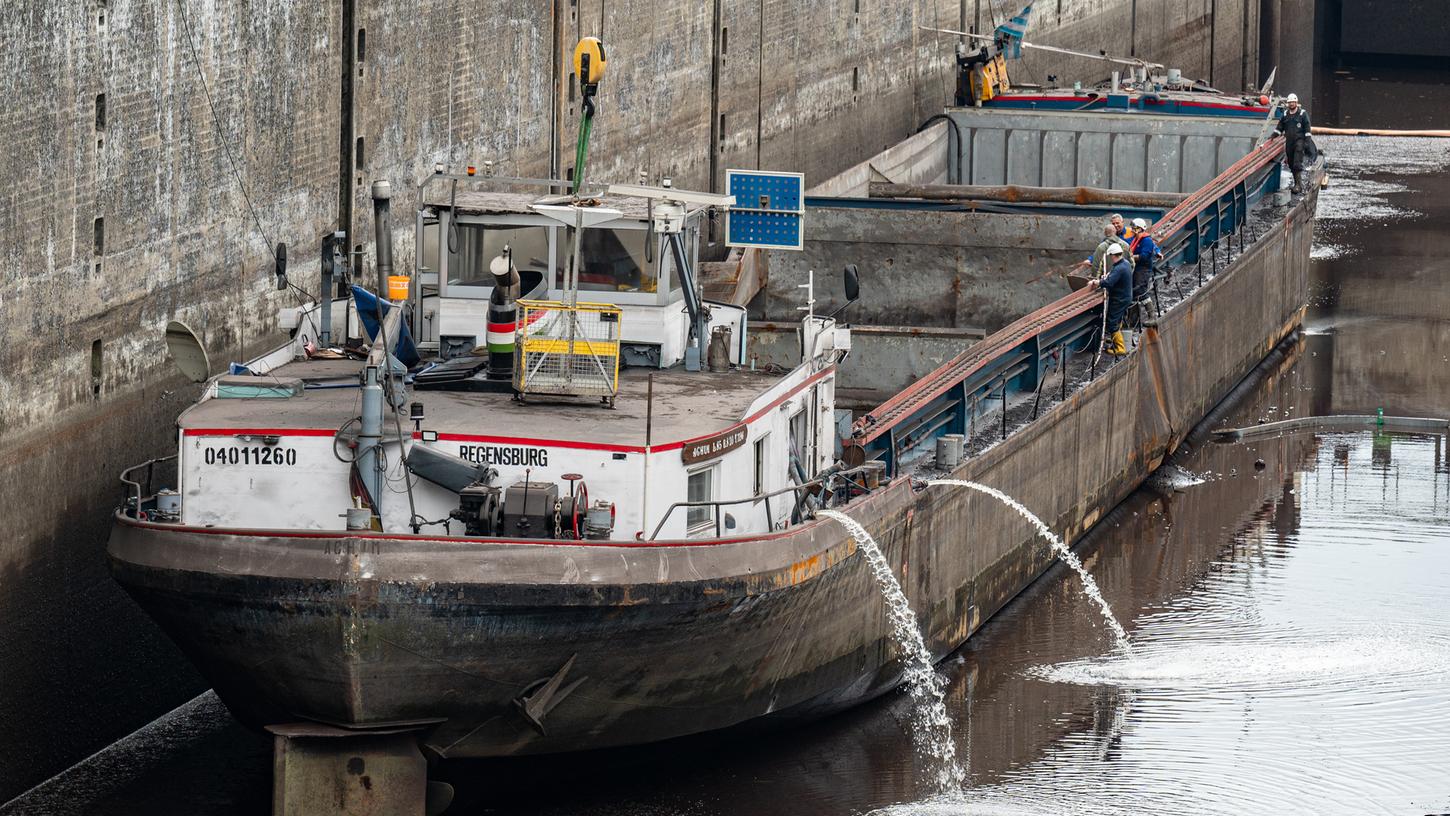 Über zwei Wochen nachdem das 85 Meter lange Güterschiff in der Schleuse Geisling gesunken war, konnte es am Mittwoch, den 29. März, geborgen werden. 