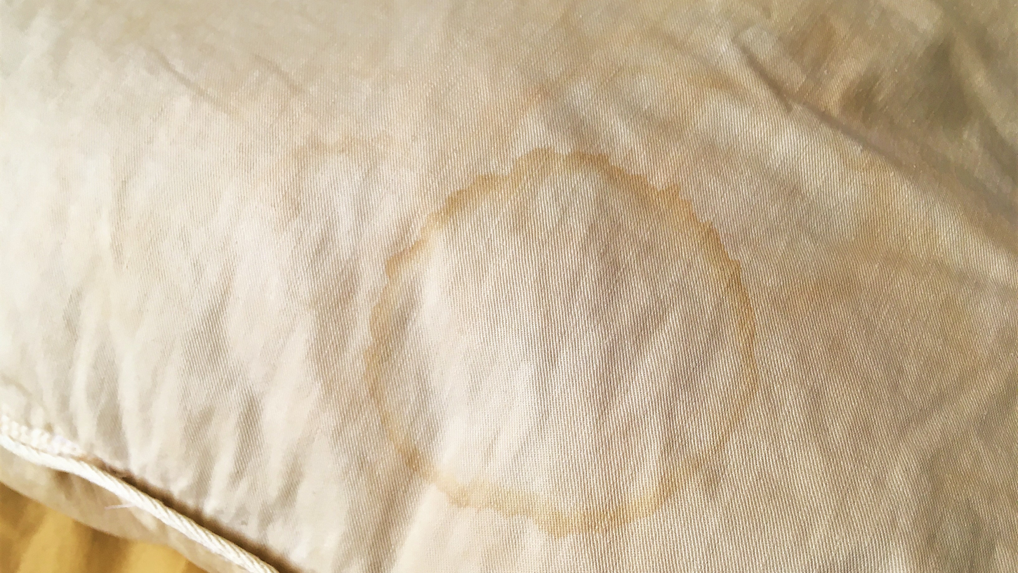 So werden Sie gelbe Flecken auf den Kissen los. So werden Sie gelbe Flecken auf den Kissen los.