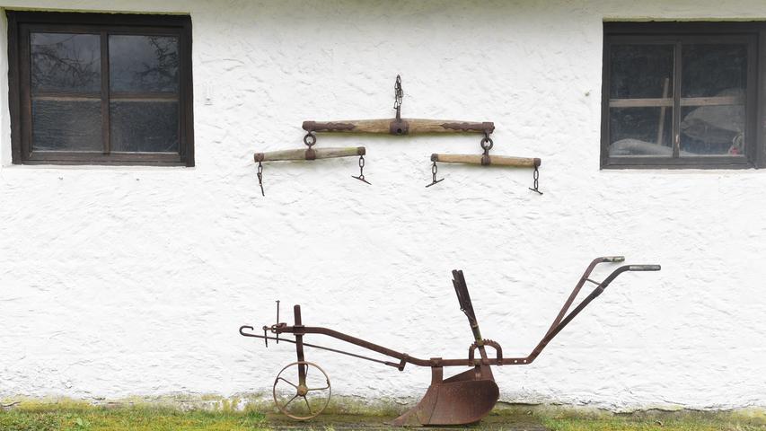 Im "Wongersch Stodl" in Bieberbach bekommt man von landwirtschaftlichen Geräten, alten Holzschlitten bis hin zu antikem Spielzeug allerhand zu sehen.
