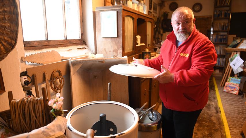 Die Waschmaschine aus den 50er Jahren funktioniert noch. Interessierten Besuchern erklärt Robert Bogner gerne die Funktionsweise.