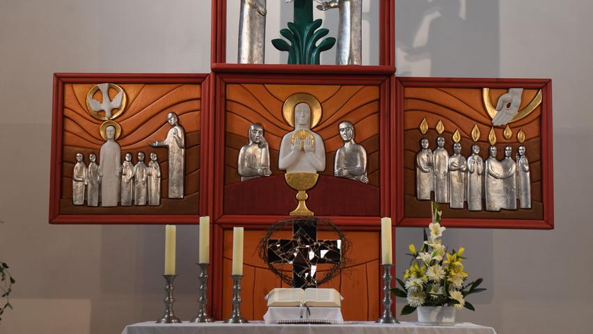 Der Altar wurde erst in den 80er Jahren eingebaut und vom Bildhauer Reinhard Fuchs aus Georgensgmünd gestaltet.