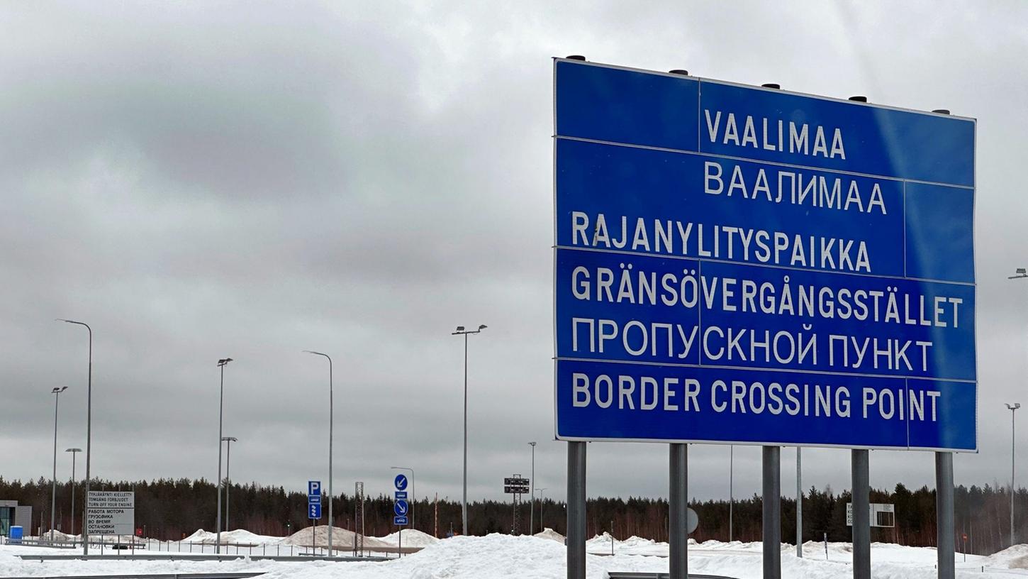 Ein Schild weist auf den Grenzübergang von Finnland nach Russland hin.