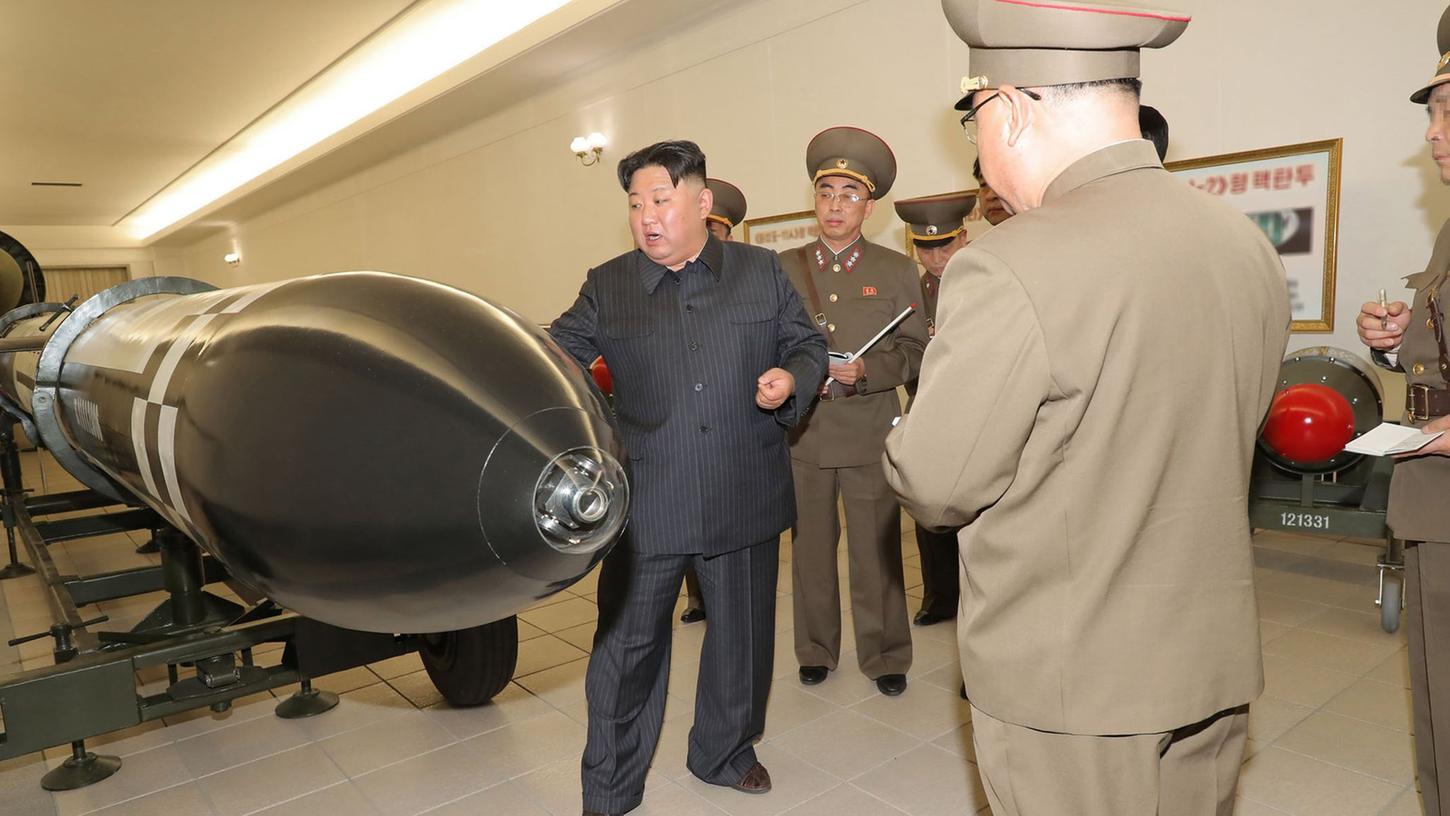 Kim Jong Un während eines Besuchs des Nuklearwaffeninstituts von Nordkorea in Pjöngjang. Kim Jong Un während eines Besuchs des Nuklearwaffeninstituts von Nordkorea in Pjöngjang.