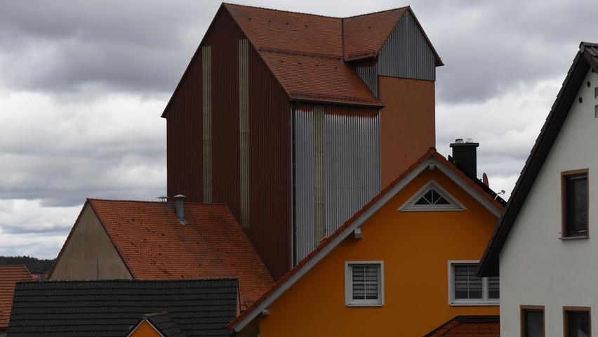 Zahlreiche Landwirte hatte Bieberbach einst. Heute ist sogar der Hühnerhof mit seinem ortsprägenden Getreidesilo stillgelegt.
