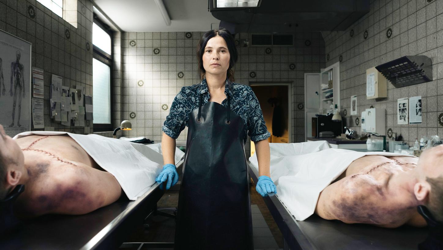 Sie legt Hand an die letzten Dinge: Lisa Taubenbaum (Anna Fischer) muss sich um die Leichen zweier Freunde aus ihrer Jugendzeit kümmern in einer Szene des Films "Die Bestatterin - Zweieinhalb Tote" (undatierte Filmszene). Die neue Folge der Krimireihe läuft am 30.03.2023 um 20.15 Uhr im Ersten: Sie legt Hand an die letzten Dinge: Lisa Taubenbaum (Anna Fischer) muss sich um die Leichen zweier Freunde aus ihrer Jugendzeit kümmern in einer Szene des Films "Die Bestatterin - Zweieinhalb Tote" (undatierte Filmszene). Die neue Folge der Krimireihe läuft am 30.03.2023 um 20.15 Uhr im Ersten: