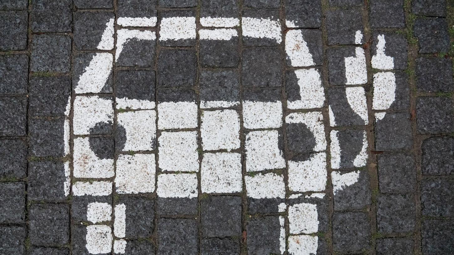Ein Symbol markiert einen Parkplatz mit einer öffentlichen Ladesäule für Elektroautos. Ein Symbol markiert einen Parkplatz mit einer öffentlichen Ladesäule für Elektroautos.