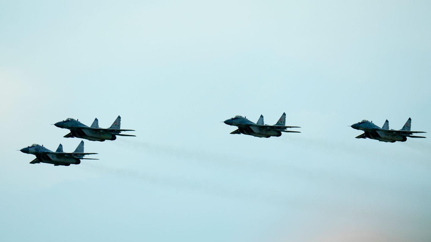 Kampfjets vom Typ MiG-29 während einer Flugshow (Archivbild). Kampfjets vom Typ MiG-29 während einer Flugshow (Archivbild).