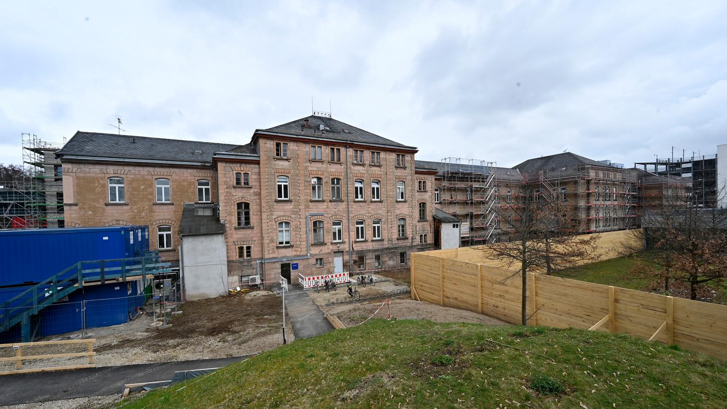 Seit einiger Zeit ist der Ostflügel der ehemaligen Heil- und Pflegeanstalt (Hupfla) teilweise eingerüstet. 