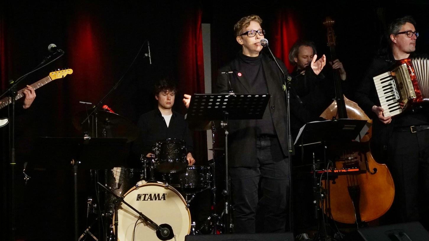 Schwere Riffs, zarte Melodien: Tresen-Frontfrau Anja Präkels hat ihre Band nach einer längeren Schaffenspause wieder für ein Album und eine Tour zusammengetrommelt. Gute Idee. Schwere Riffs, zarte Melodien: Tresen-Frontfrau Anja Präkels hat ihre Band nach einer längeren Schaffenspause wieder für ein Album und eine Tour zusammengetrommelt. Gute Idee.