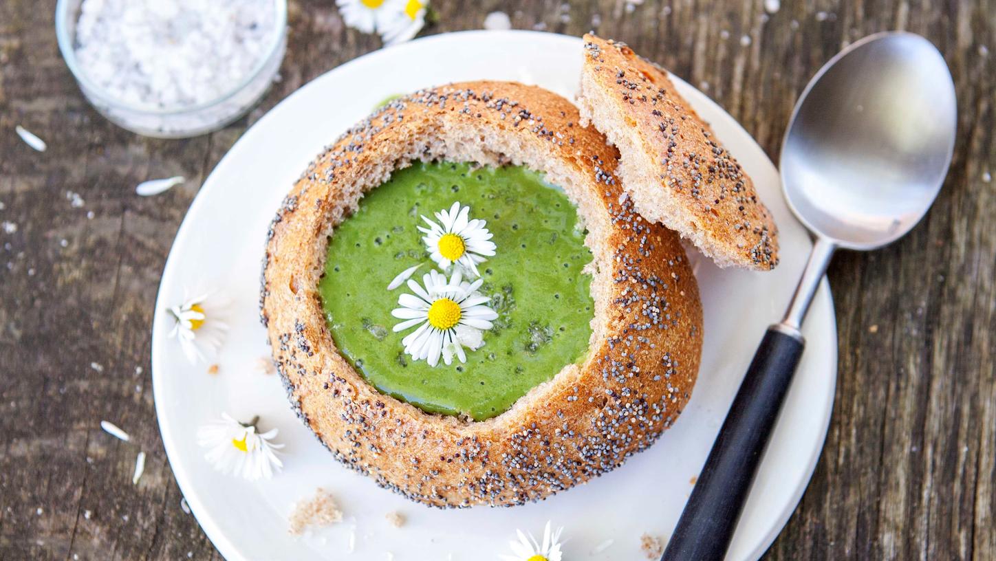 Die Frühlingskräutersuppe in einer Schüssel aus Brot. Die Frühlingskräutersuppe in einer Schüssel aus Brot.