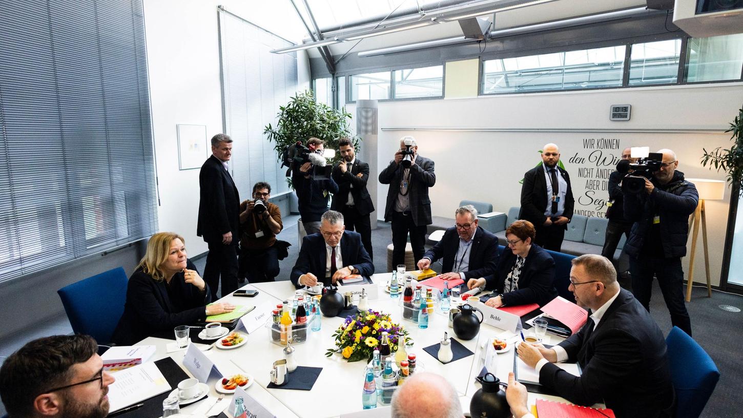 Bundesinnenministerin Nancy Faeser (2.v.l), Verdi-Chef Frank Werneke (r.), der dbb-Vorsitzende Ulrich Silberbach (M.) und weitere Teilnehmer zu Beginn der dritten Tarifverhandlungsrunde in Potsdam.